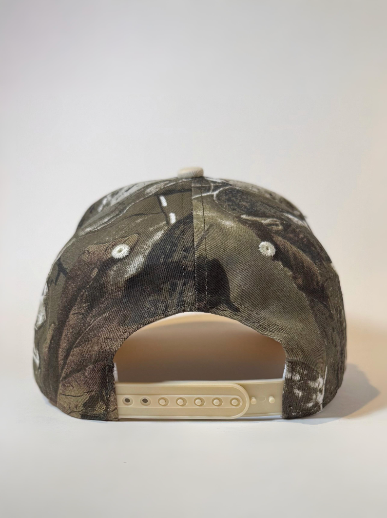 Camo pattern hat with the cat with white clasp